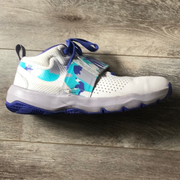 Nike Kids' Team Hustle D8 Camo Basketball Shoes - Picture 2 of 5